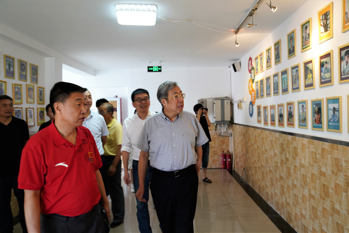 于雪峰还说:目前,内蒙围棋人口达到三十万,已拥有本土职业棋手(张家尧