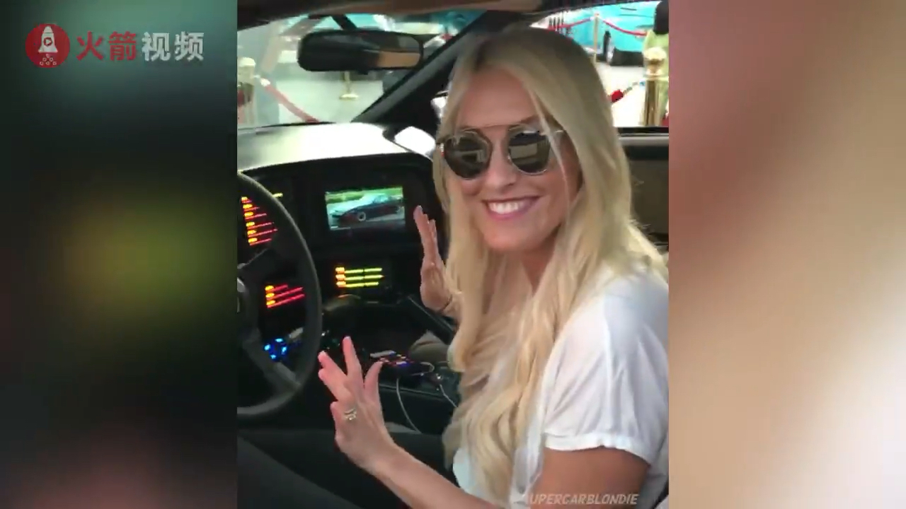 当跑车内装了只能语音系统 小姐姐体验装有只能语音系统的跑车 对话挺风趣