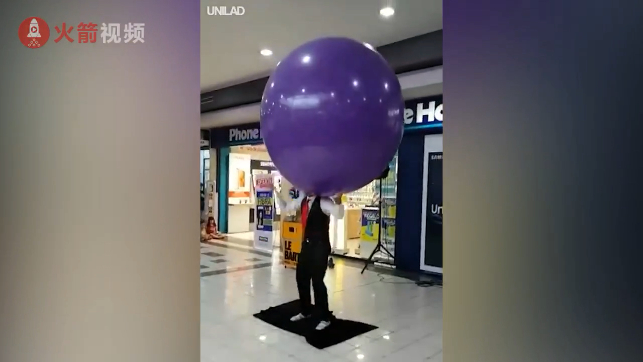 来看一个街头气球表演,直接把头塞进打气球里,这操作也是醉了,大头娃!