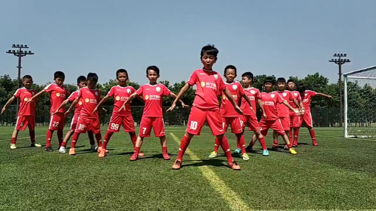 中国足球小将 13个敢梦少年 一起做庆祝动作,不能更震撼,期待 后期大.