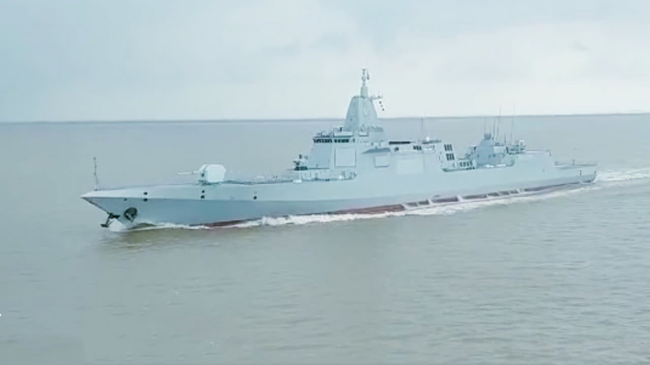055万吨新驱01舰首次出海试验新照劈波斩浪高速前进