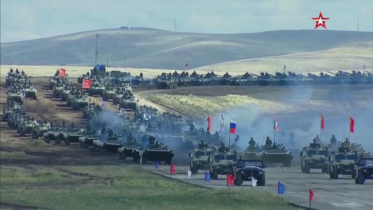 楚戈尔靶场阅兵现场,气势不输去年我军建军90周年的朱日和沙场阅兵