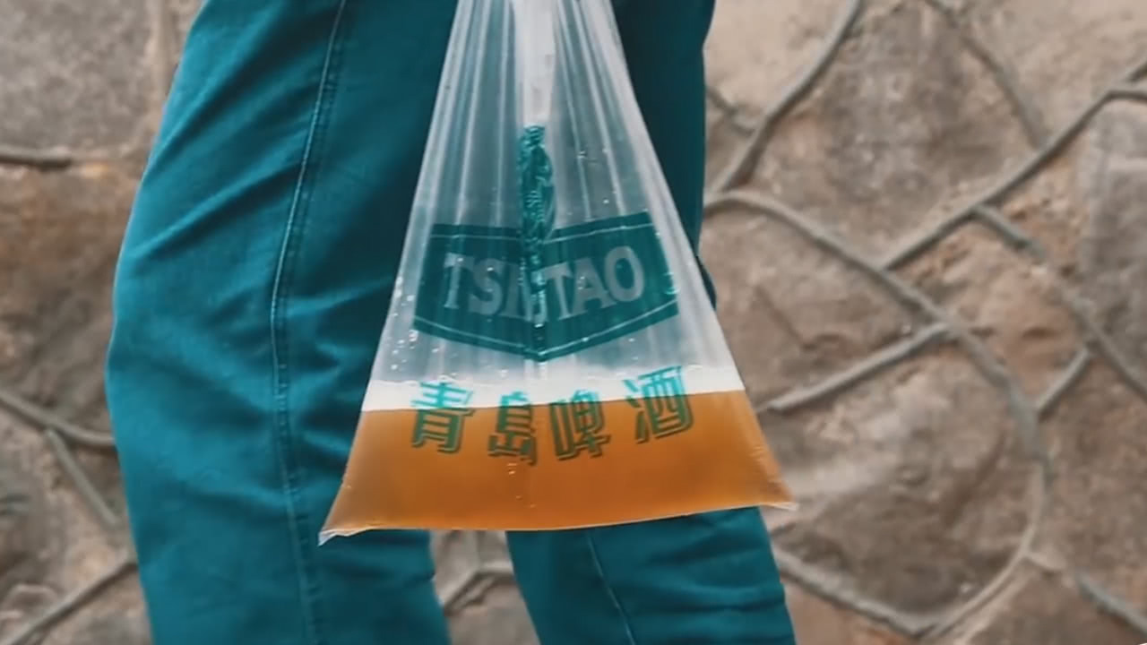 青岛人买啤酒时为什么要用塑料袋装原因是这样的