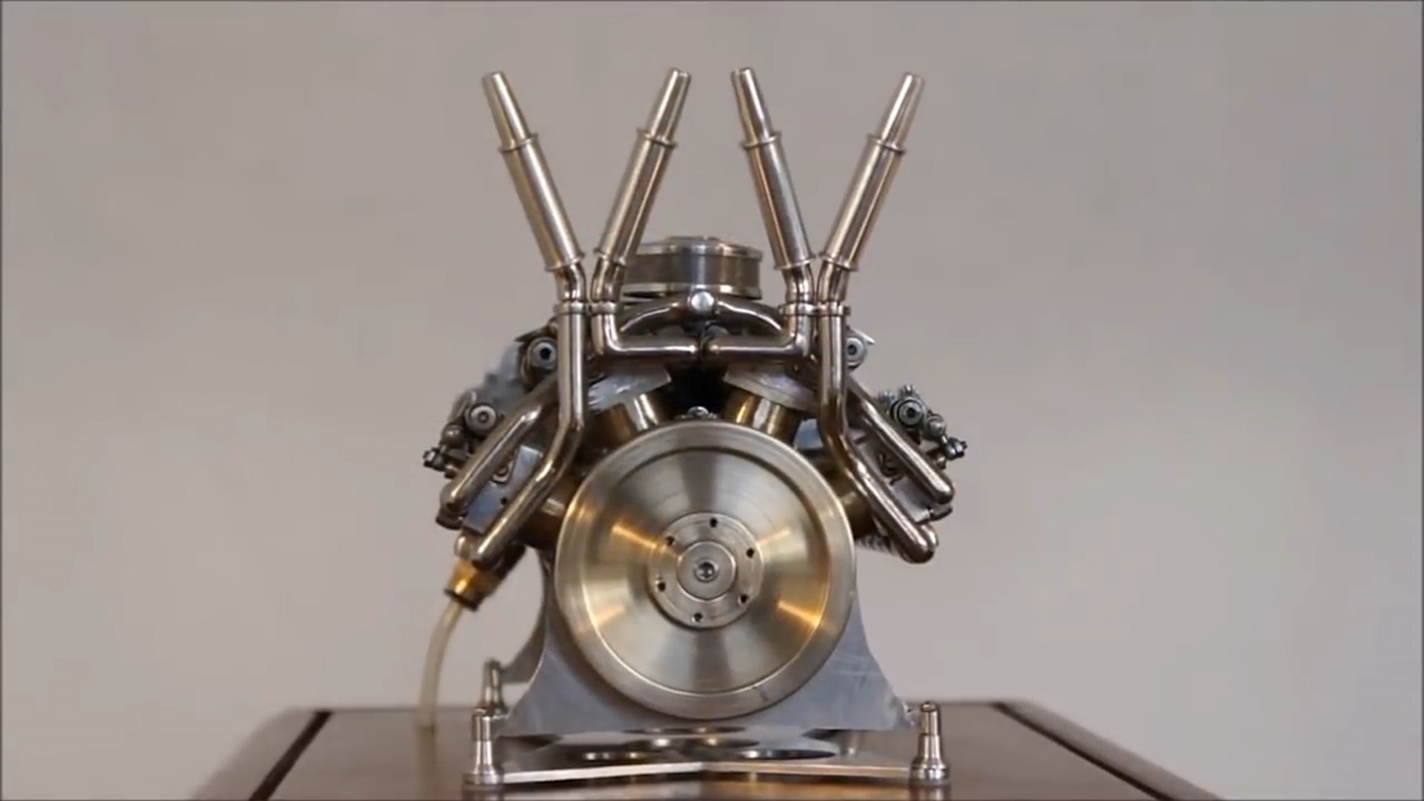 地球首台32缸发动机拳头大小竖硬币不怕倒不愧是德国制造