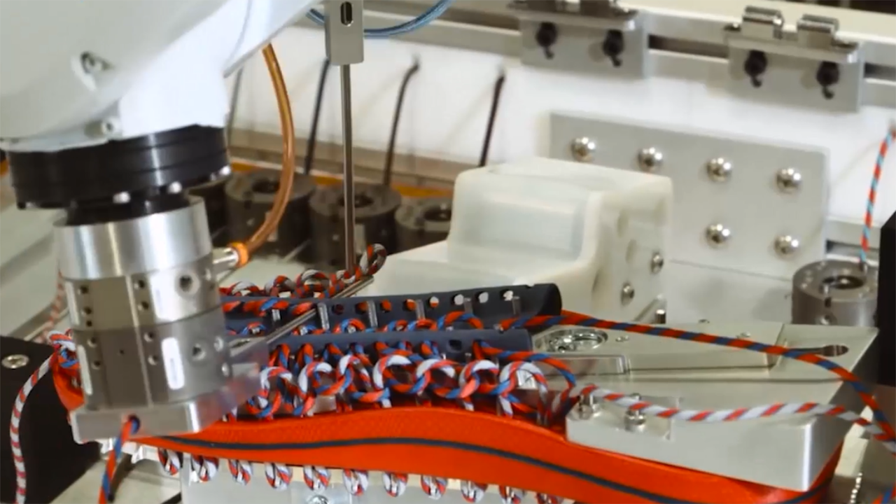 国外小伙发明自动系鞋带机器人,穿上自动绑鞋带,十足懒人神器