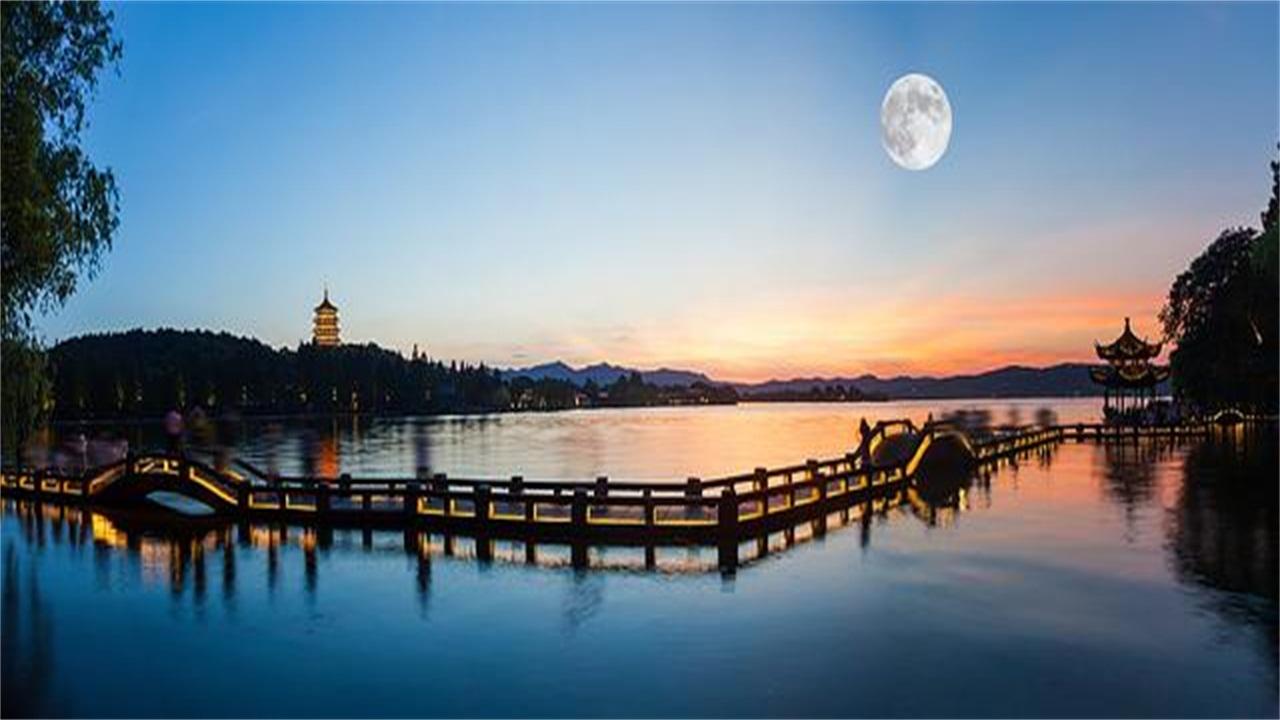 得算它的雷锋塔了,雷锋塔见证了白娘子与许仙之间相恋的凄美爱情故事