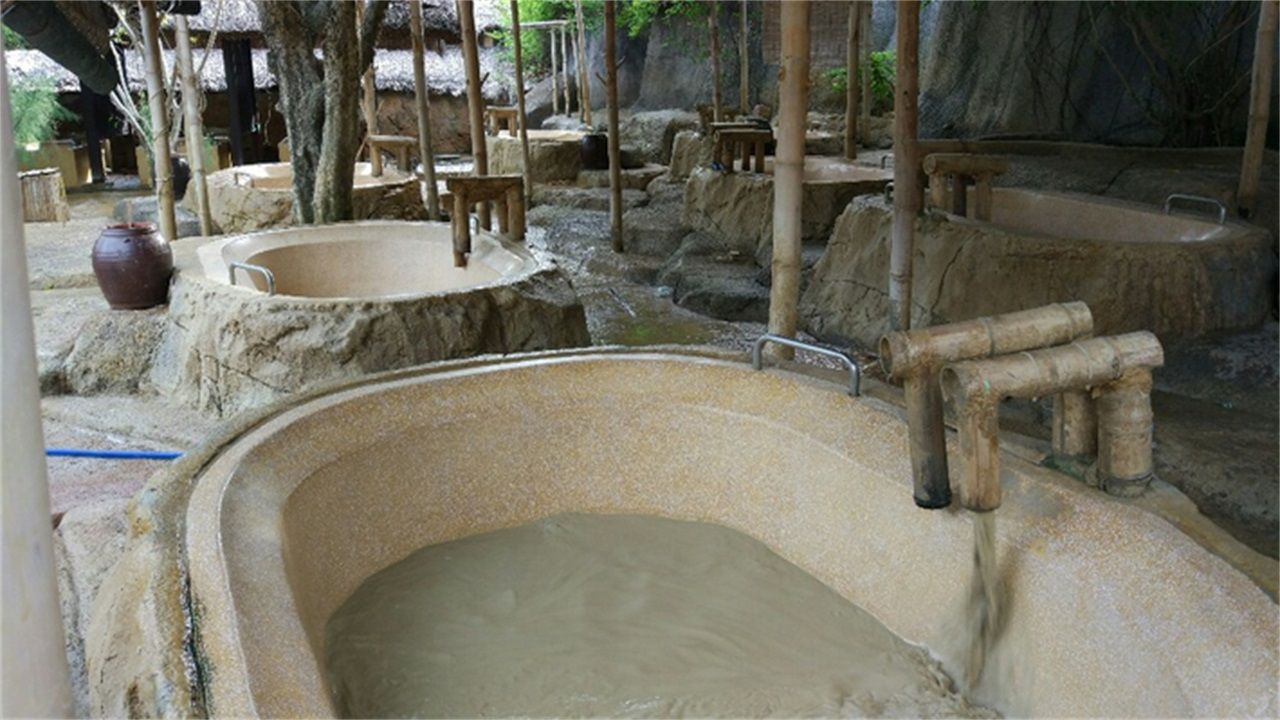 世界上最"脏"温泉:整个人泡在泥巴里,却深受女性喜爱!