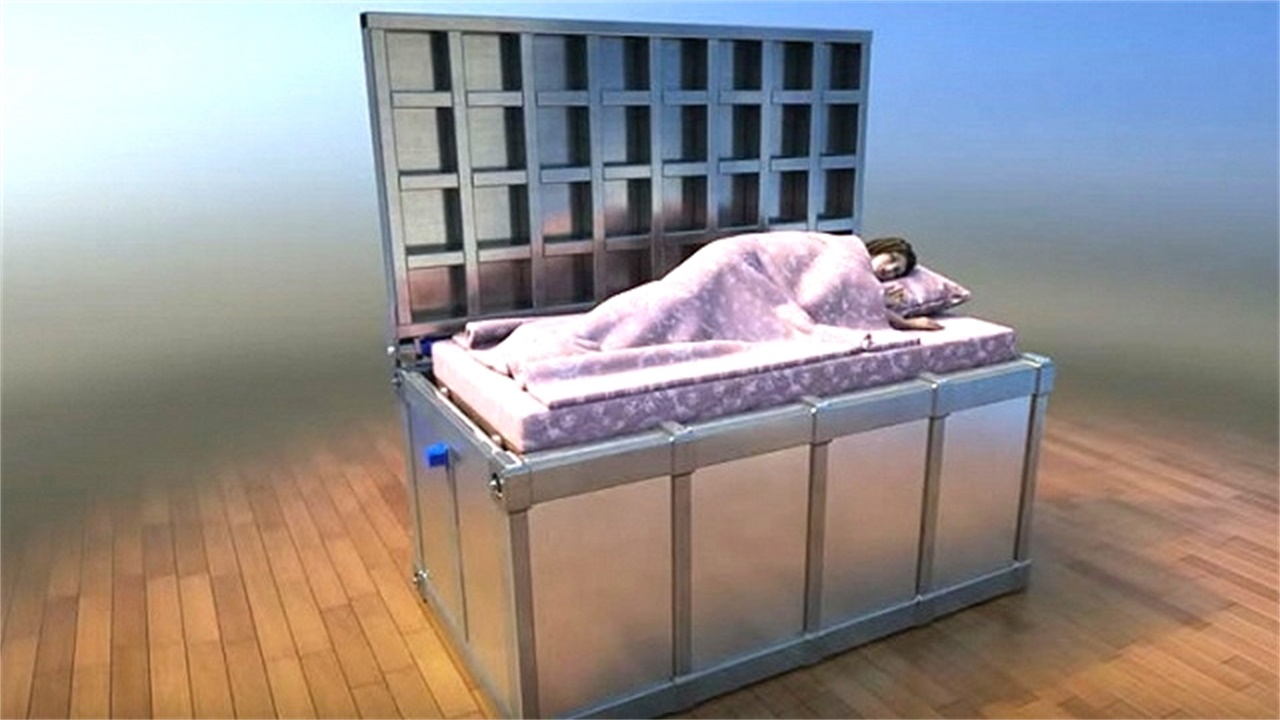 俄罗斯发明安全床,可以将人装在里面,8级地震也不怕