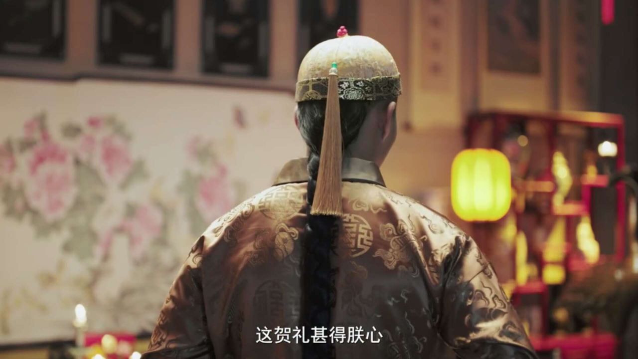 佘诗曼再演皇后,穿大红宫装非常美艳,皇帝扮演者却只露一个背影