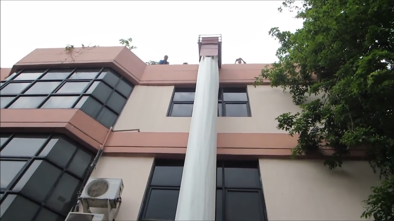 72岁大爷发明逃生滑梯20秒从30层到地面高层最适合用它