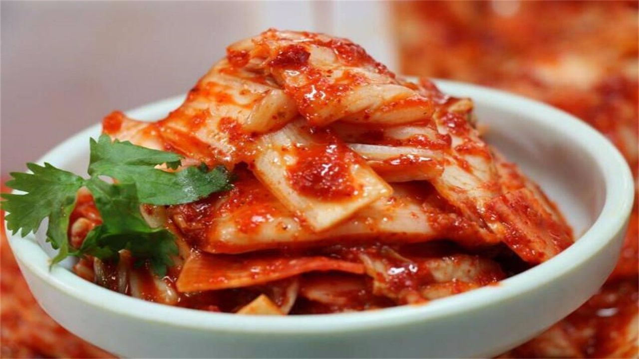 韩国游客到中国游玩,买十斤泡菜和五斤白酒,结账时犹豫了