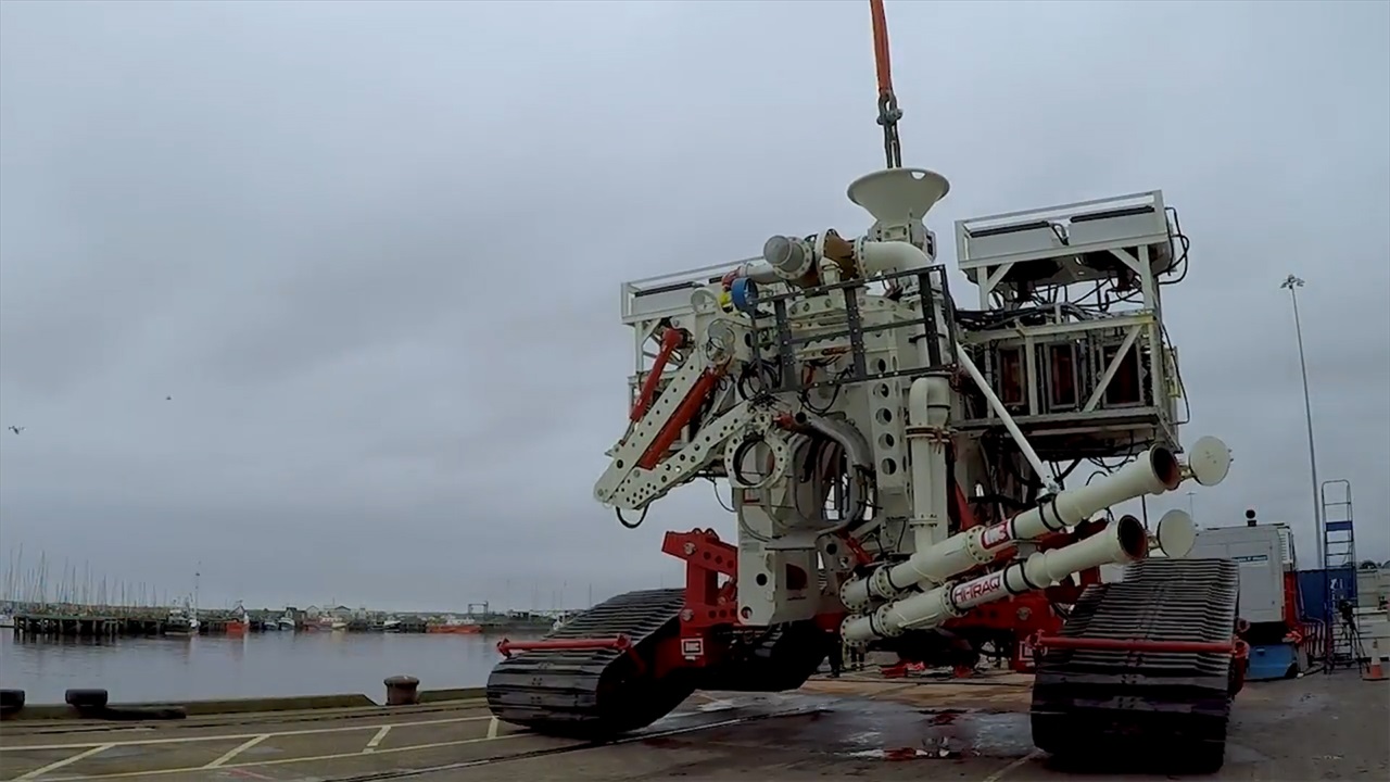 世界首台能潜水的挖掘机,深入1500米海底挖沟,效率翻倍__财经头条