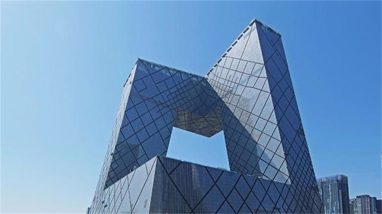 这座大楼是我们国家央视的总部,造价极其昂贵,造型也是特别奇葩,让