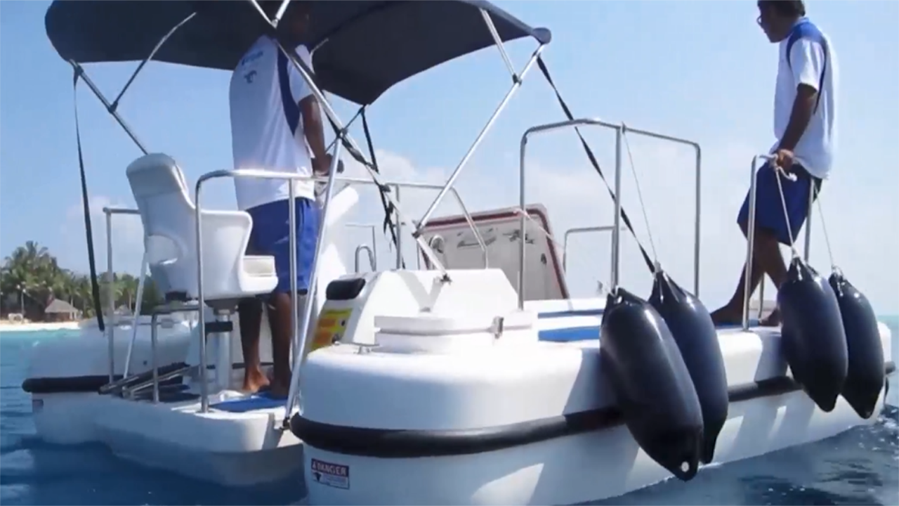 老外发明新型游艇,一半在水上一半在水下,专为有钱人定制