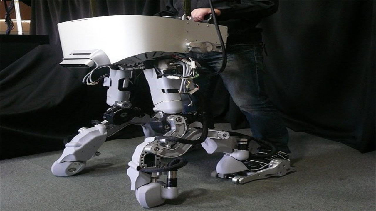 能变形的机械腿,可以两腿变四腿,还能搬运货物,是残疾人的福音