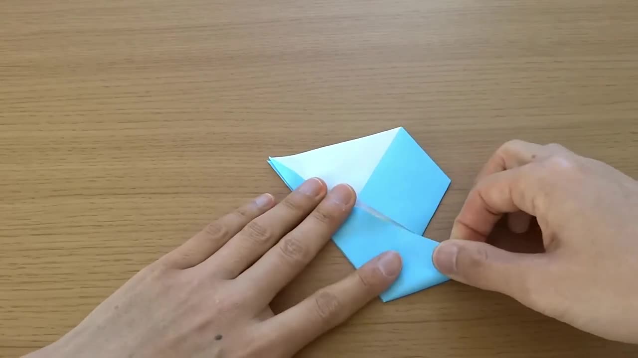 教你折纸可以戴在手指上的企鹅指套,用来逗小孩正合适!