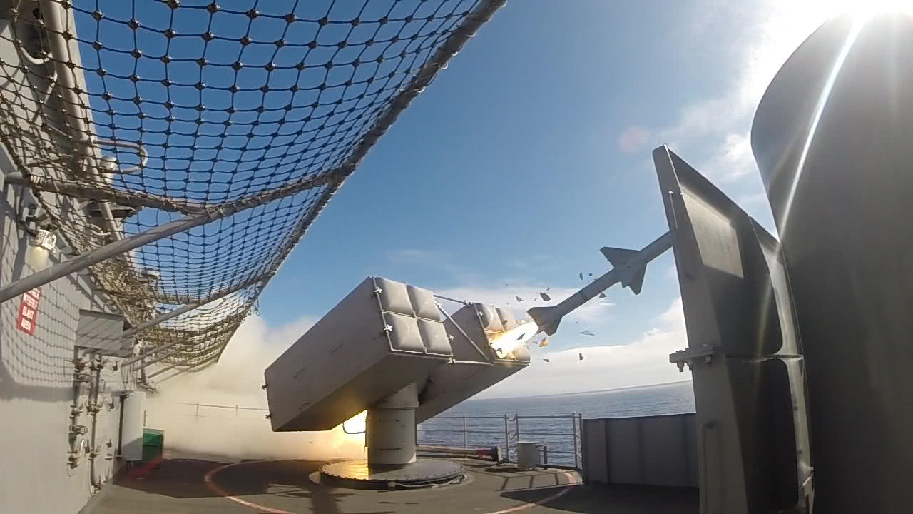 "海麻雀"发射直击:美军核航母与两攻舰的贴身"保镖"