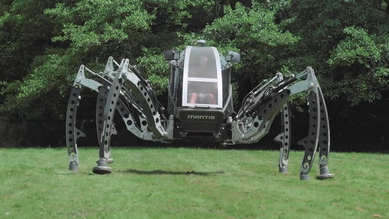 小伙子制造出最大的蜘蛛机器人,重达2吨,6条腿可以踢开小汽车