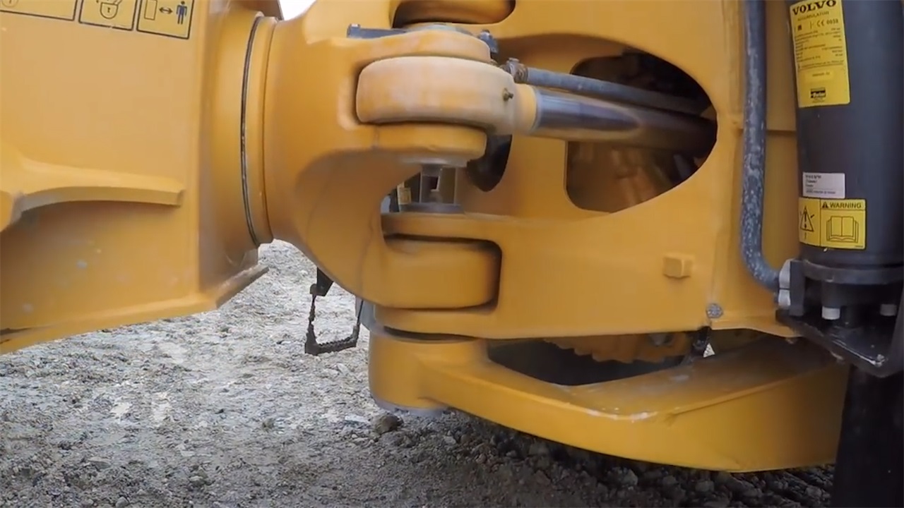 世界最大的铰接卡车,碰到山路不会翻车,翻山越岭也能运输货物