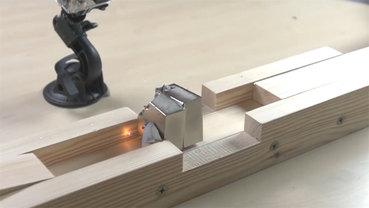 超级磁王吸在一起威力有多可怕？老外难为啥，看眼睛就知道！|磁铁|支架|梯形_新浪新闻