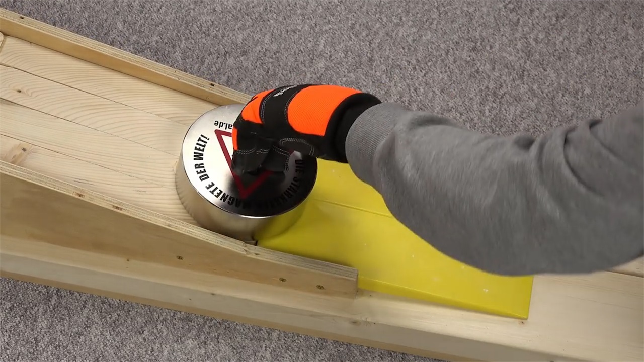 超级磁王吸在一起威力有多可怕？老外难为啥，看眼睛就知道！|磁铁|支架|梯形_新浪新闻