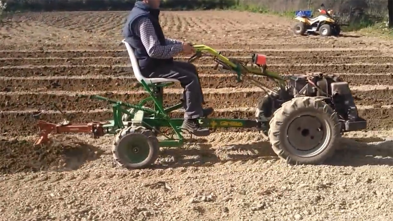 民间牛人拿自行车自制耕地机,1小时耕一块地,成本只有80块钱