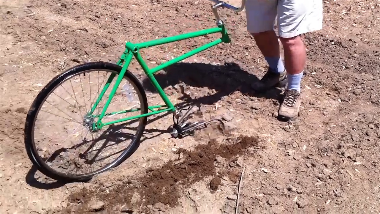 民间牛人拿自行车自制耕地机,1小时耕一块地,成本只有80块钱