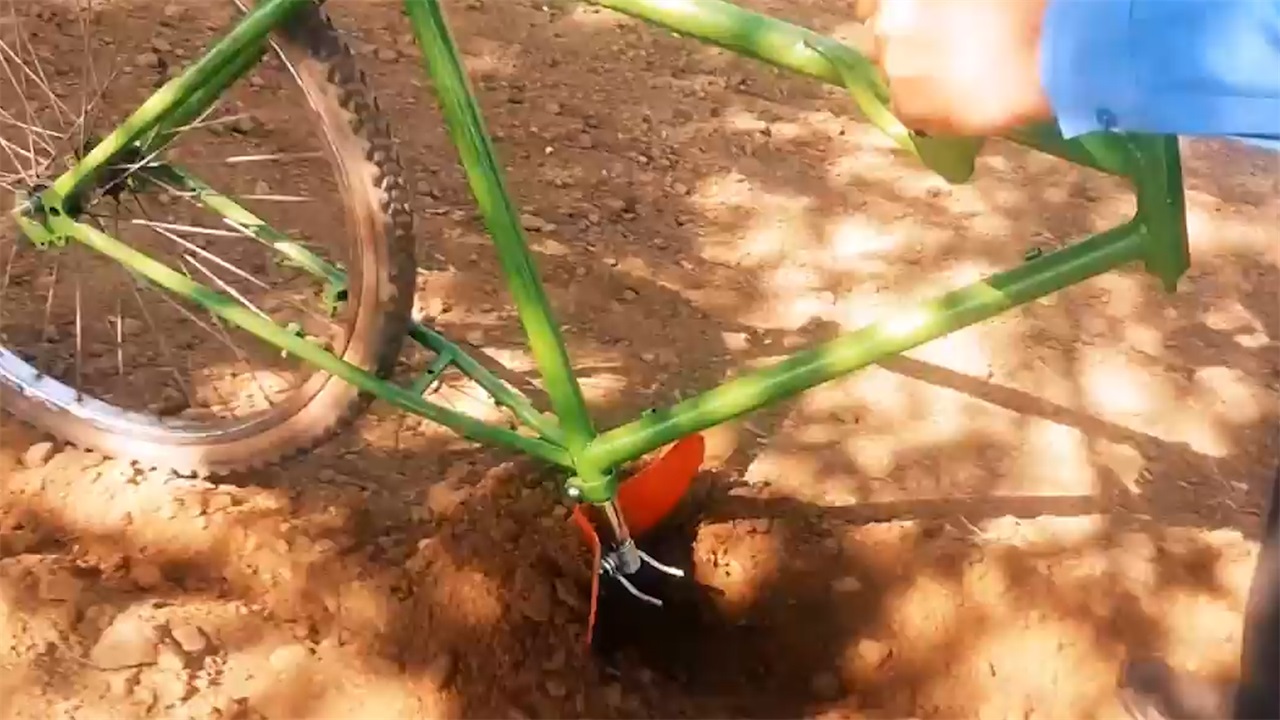 民间牛人拿自行车自制耕地机,1小时耕一块地,成本只有80块钱