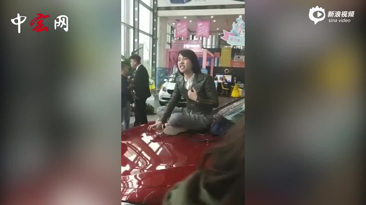 西安:购奔驰刚开出4S店就漏油 退车被拒坐车顶