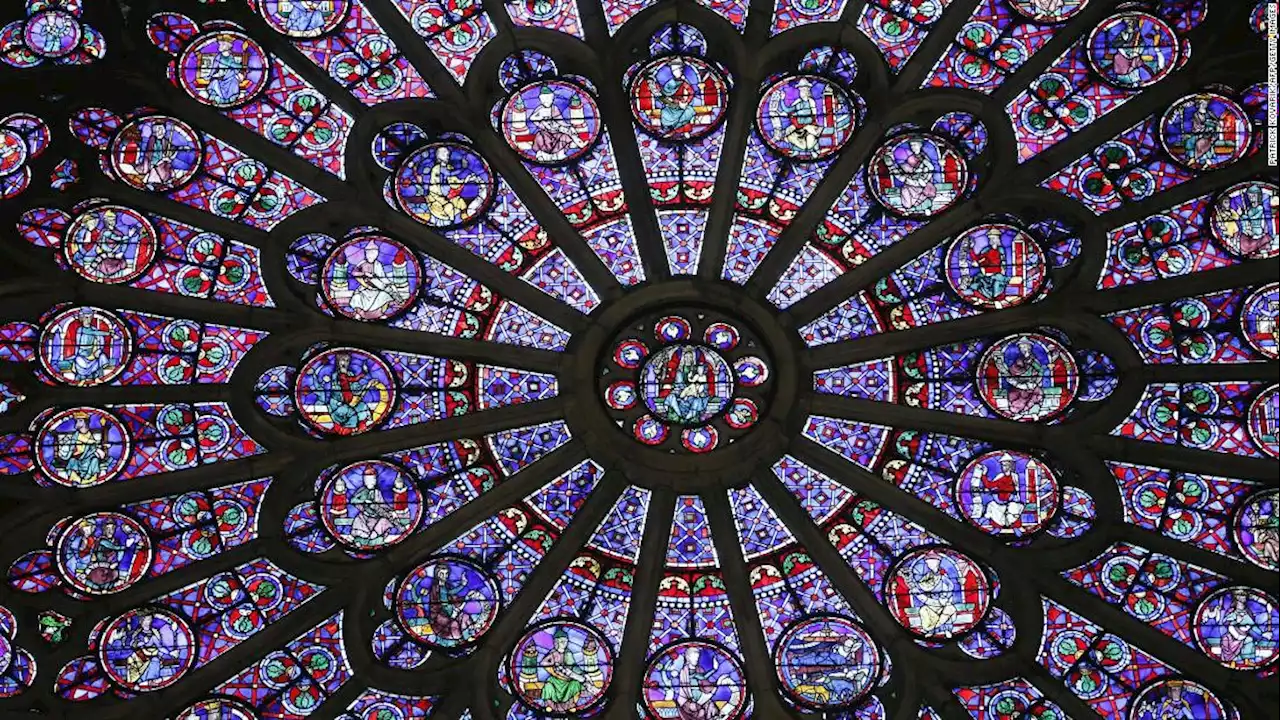 美到让人心痛巴黎圣母院遭遇火灾,塔尖倒塌,玫瑰窗花没了