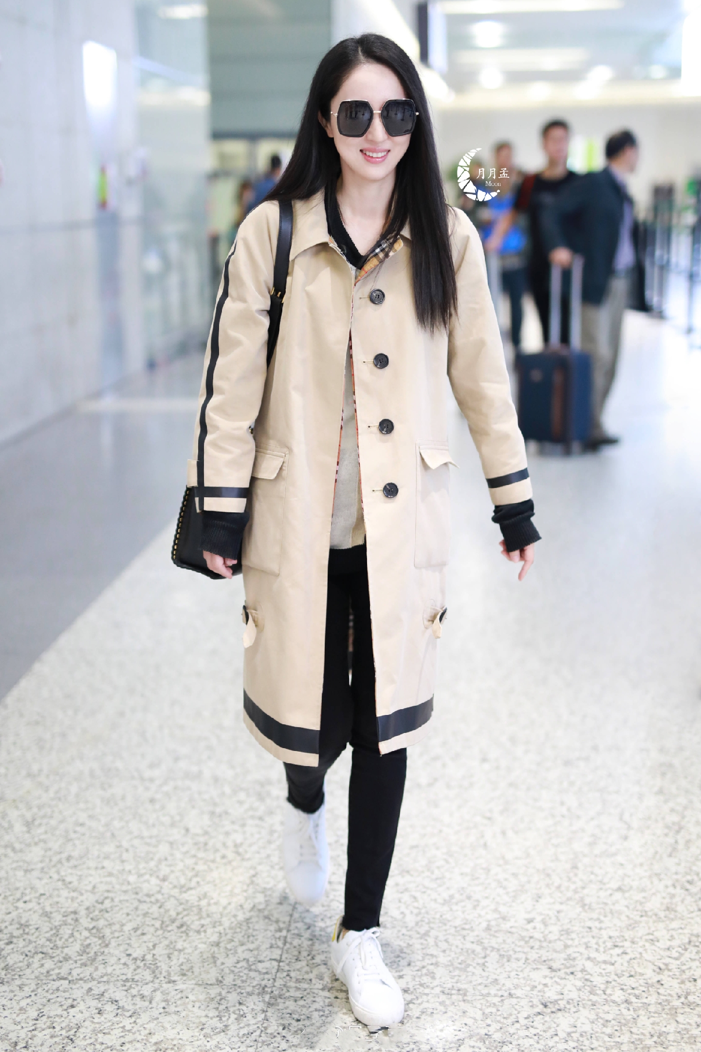 董璇剪短发后穿衣风格也变了,机场黑大衣配超长筒靴,气场无敌