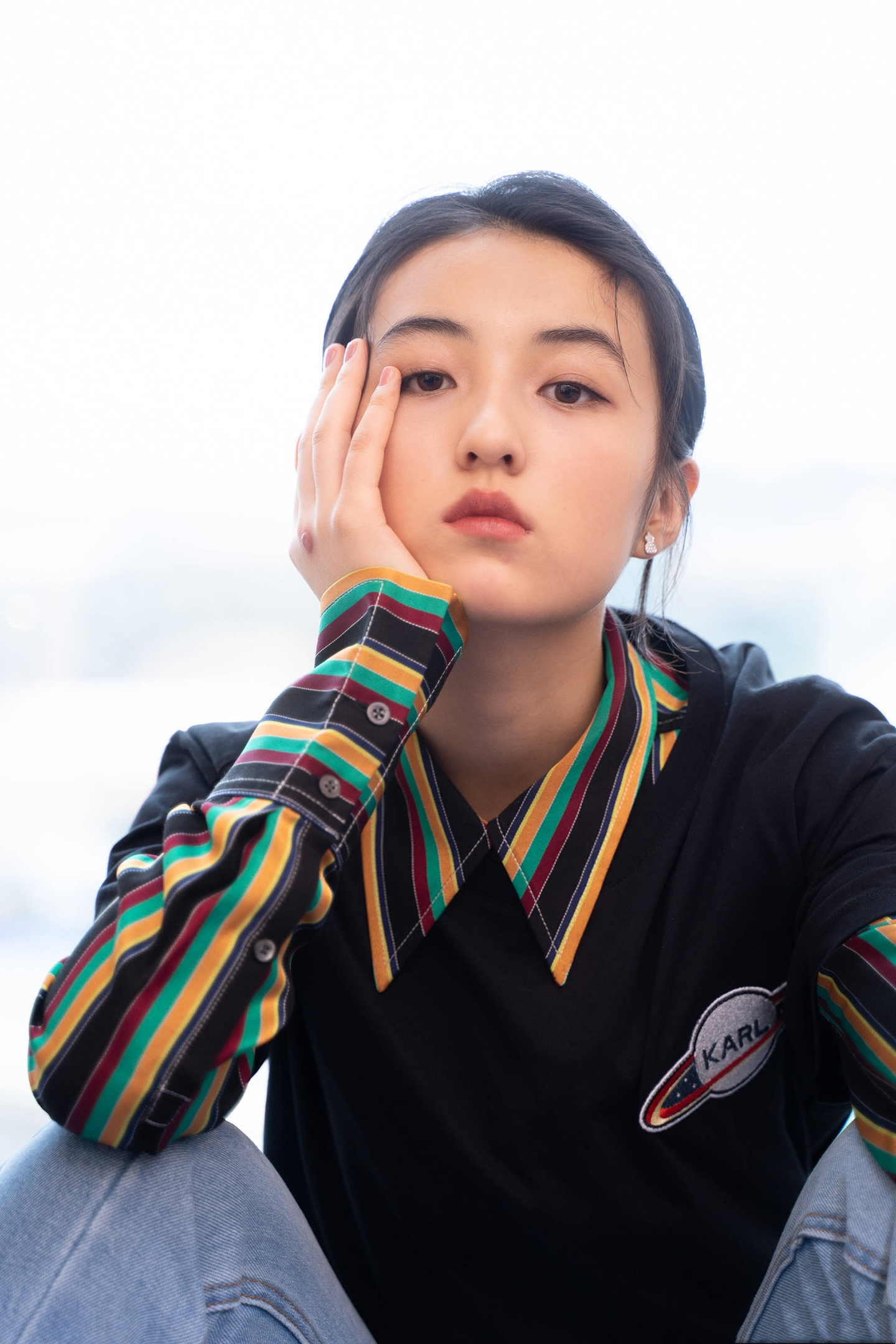 张子枫红毯造型又美了,条纹衫叠搭t恤,走起干练路线又酷又美