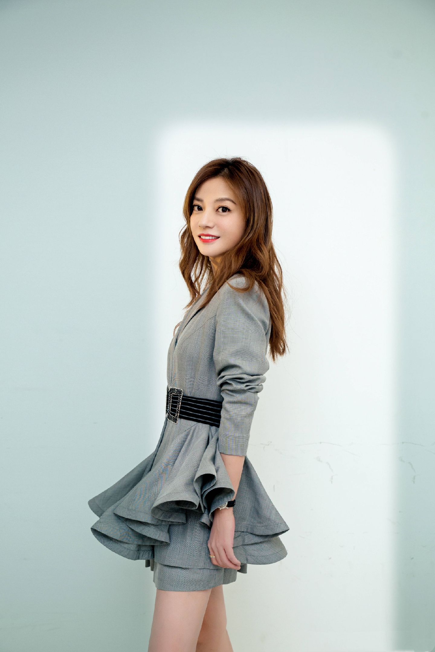 赵薇一袭雅致灰荷叶裙太减龄终于不玩大胆撞色美得更高级精致