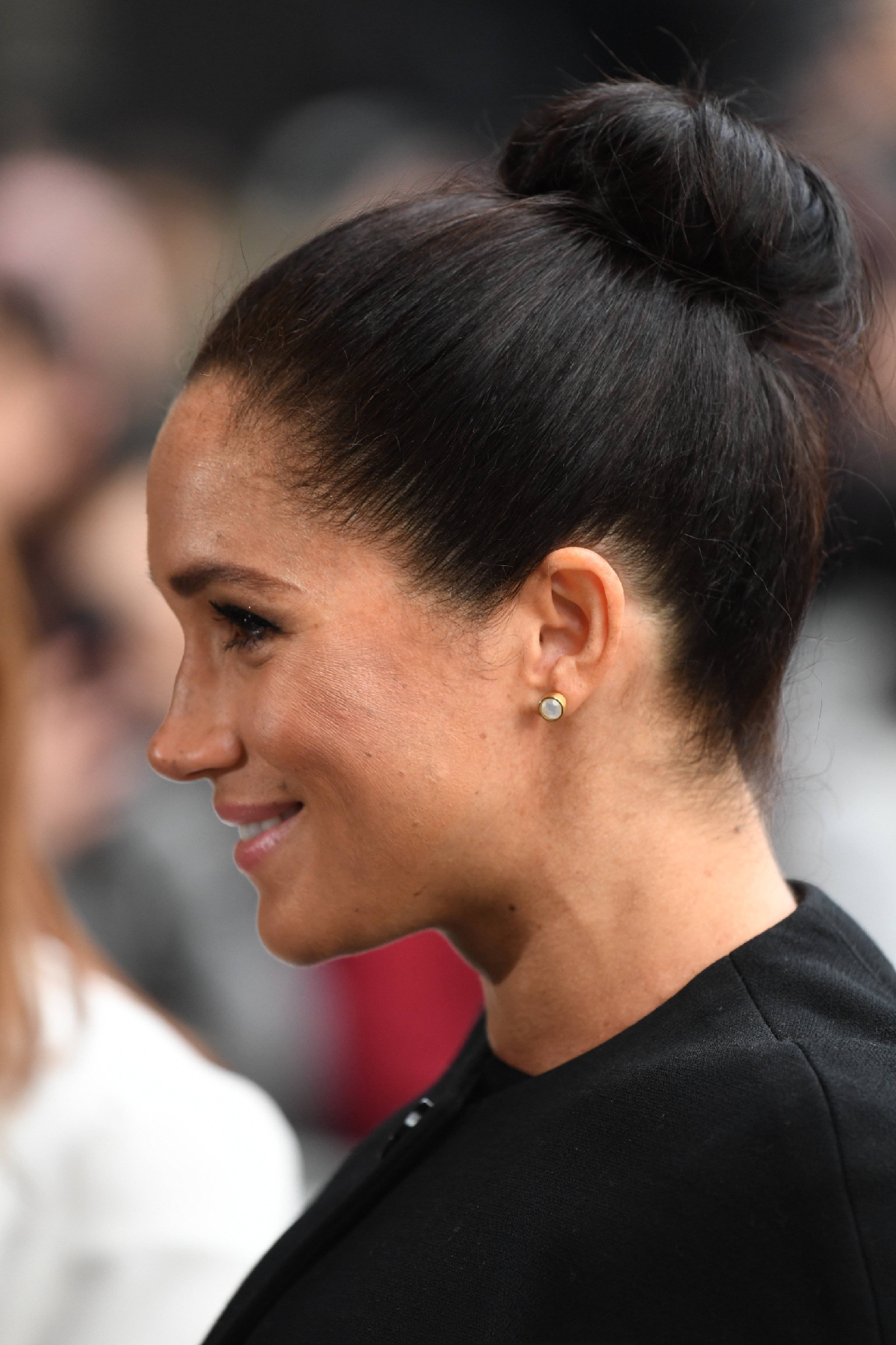 梅根王妃终于换对减龄发型,旧大衣搭百褶裙,一身低调黑高级节俭