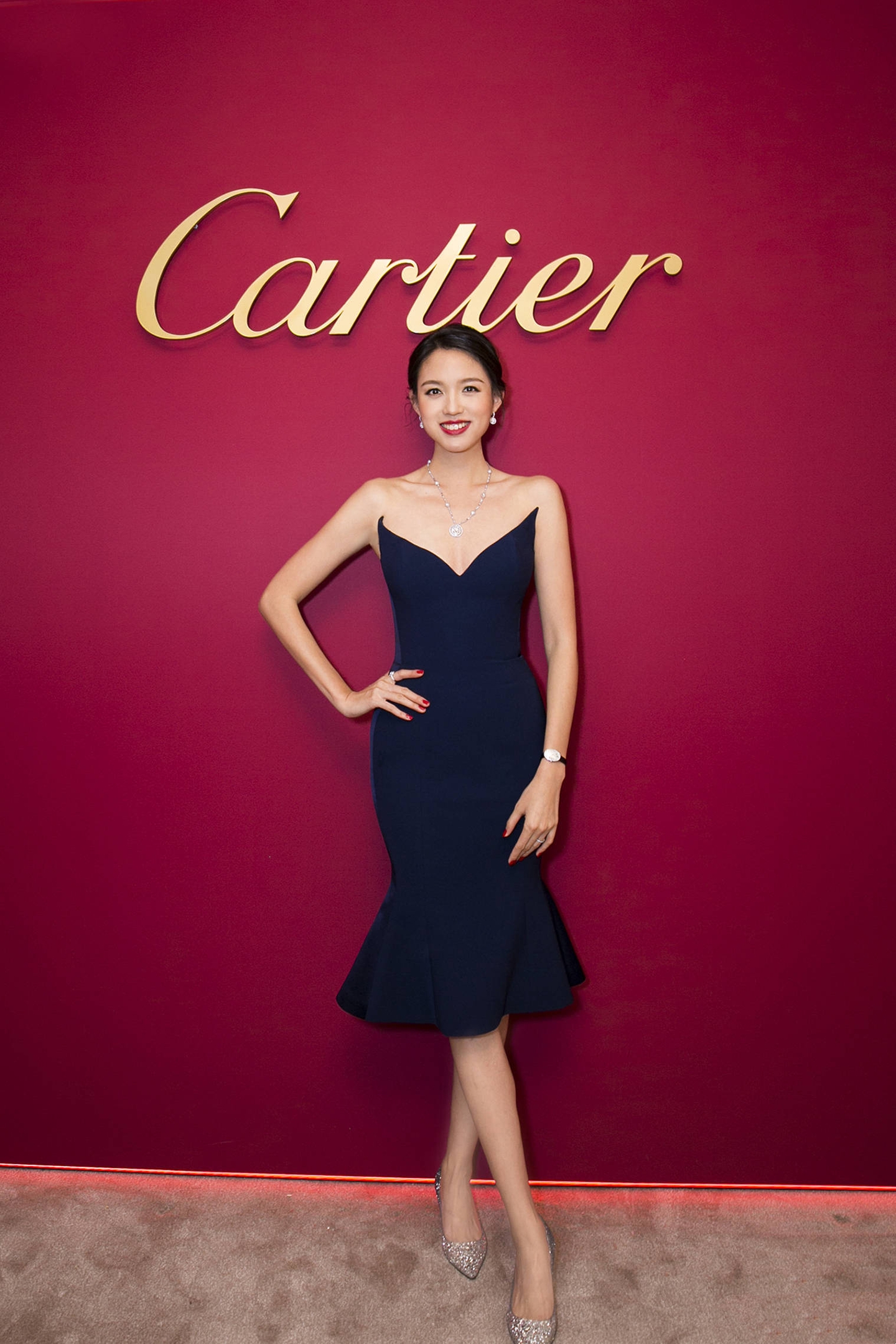 张梓琳终于不低调一袭v领抹胸鱼尾裙秀身材比秀美腿还惊艳