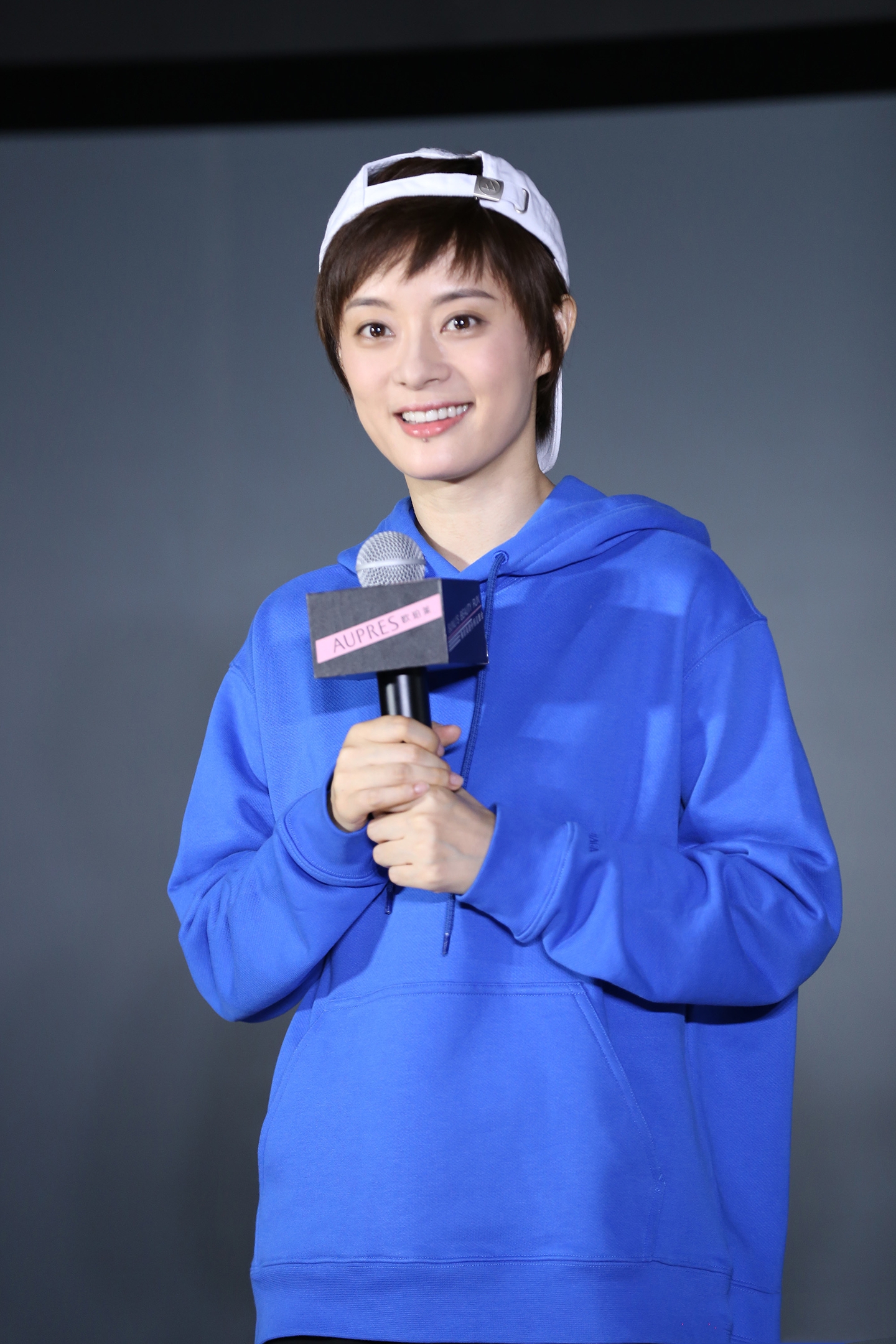 孙俪又穿短裤蓝上衣换连帽卫衣反戴棒球帽帅气又少女哪像36岁