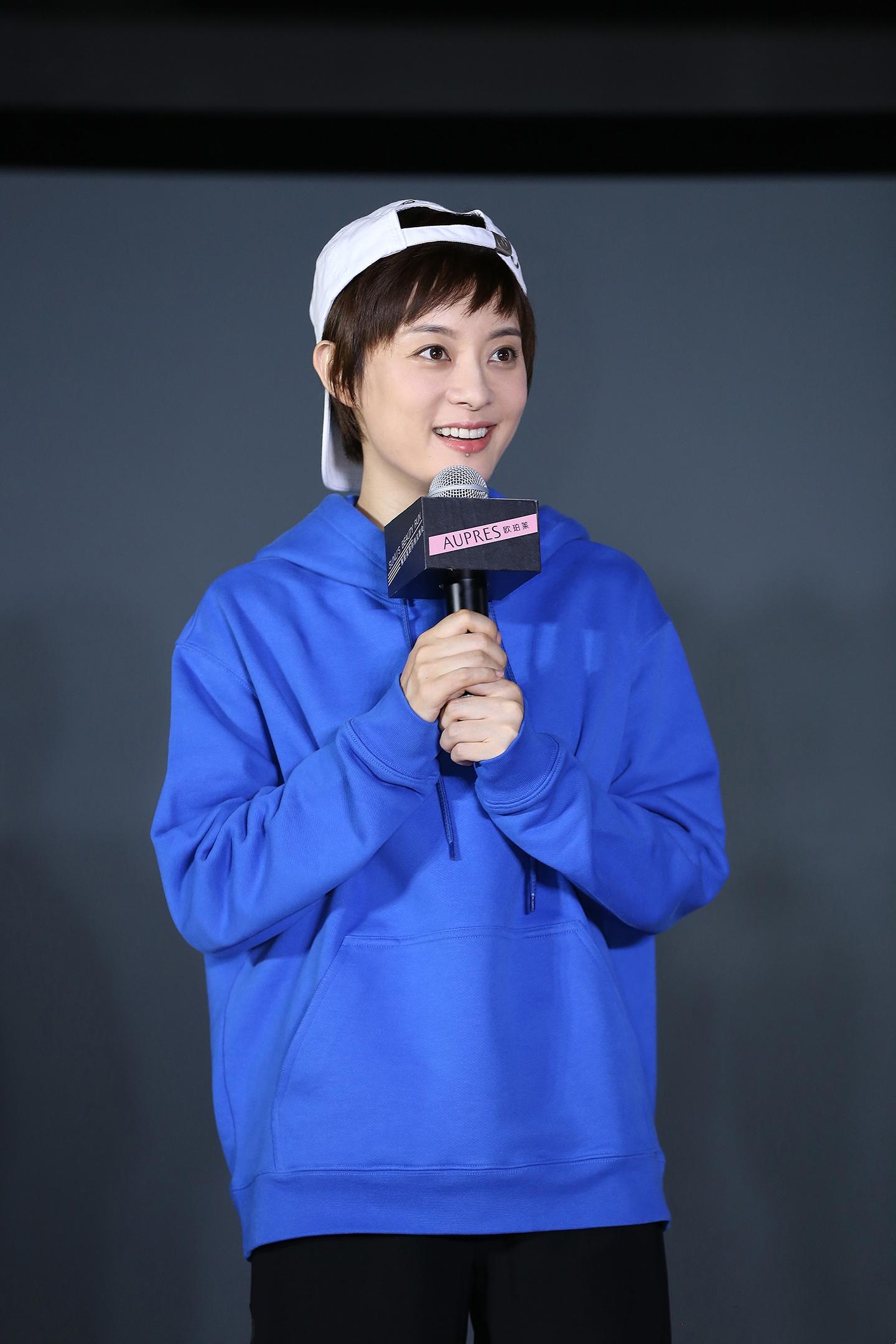 孙俪又穿短裤蓝上衣换连帽卫衣反戴棒球帽帅气又少女哪像36岁