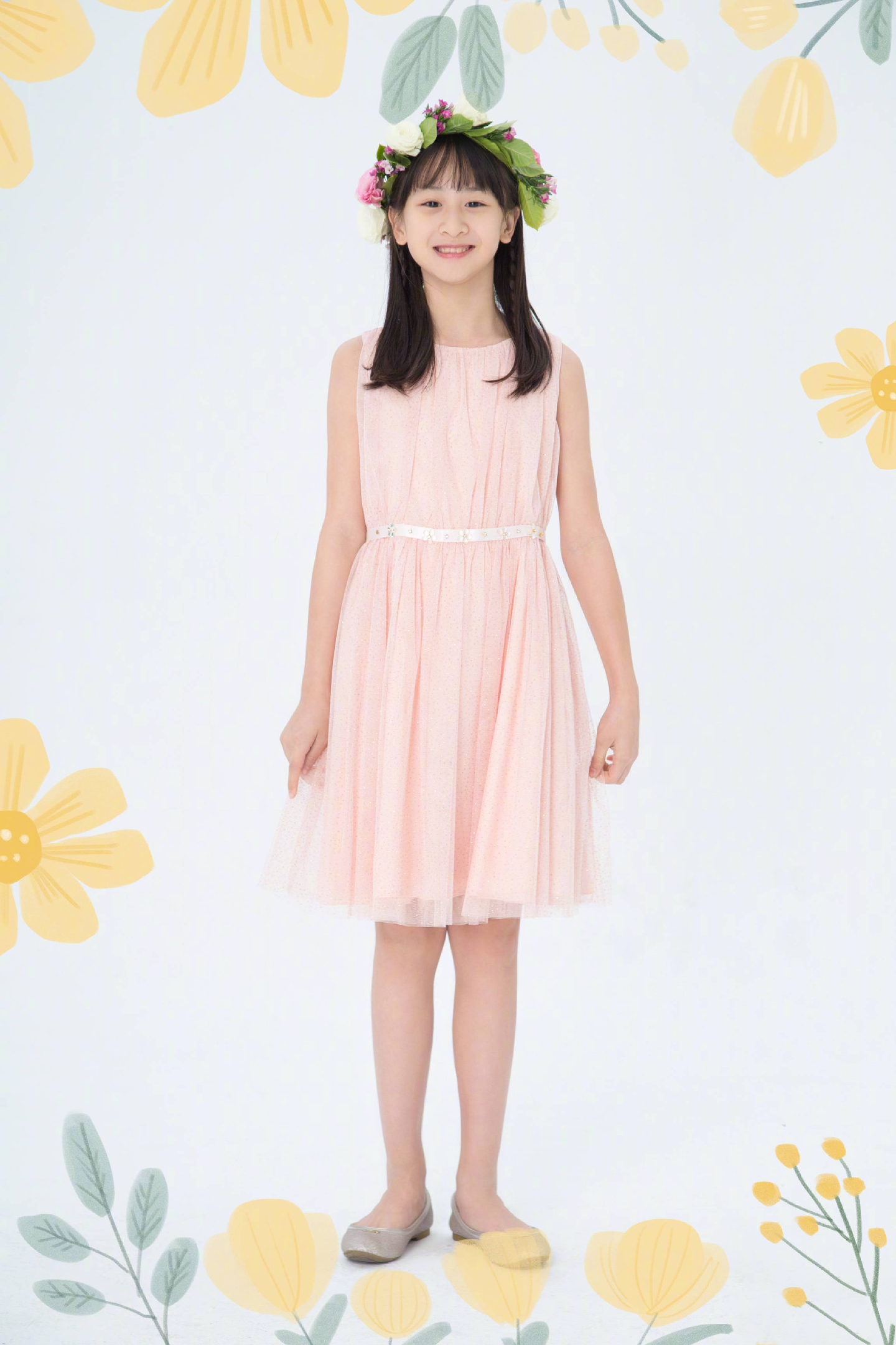 森碟11岁了,白色针织衫搭配红裙气质出众,扎甜美编发更显公主范