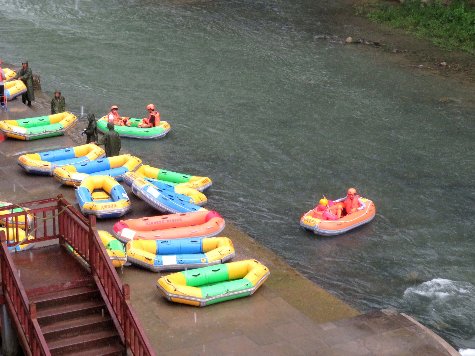 "中华第一漂"湖北九畹溪漂流将于9月10日停漂,两岸风光秀丽