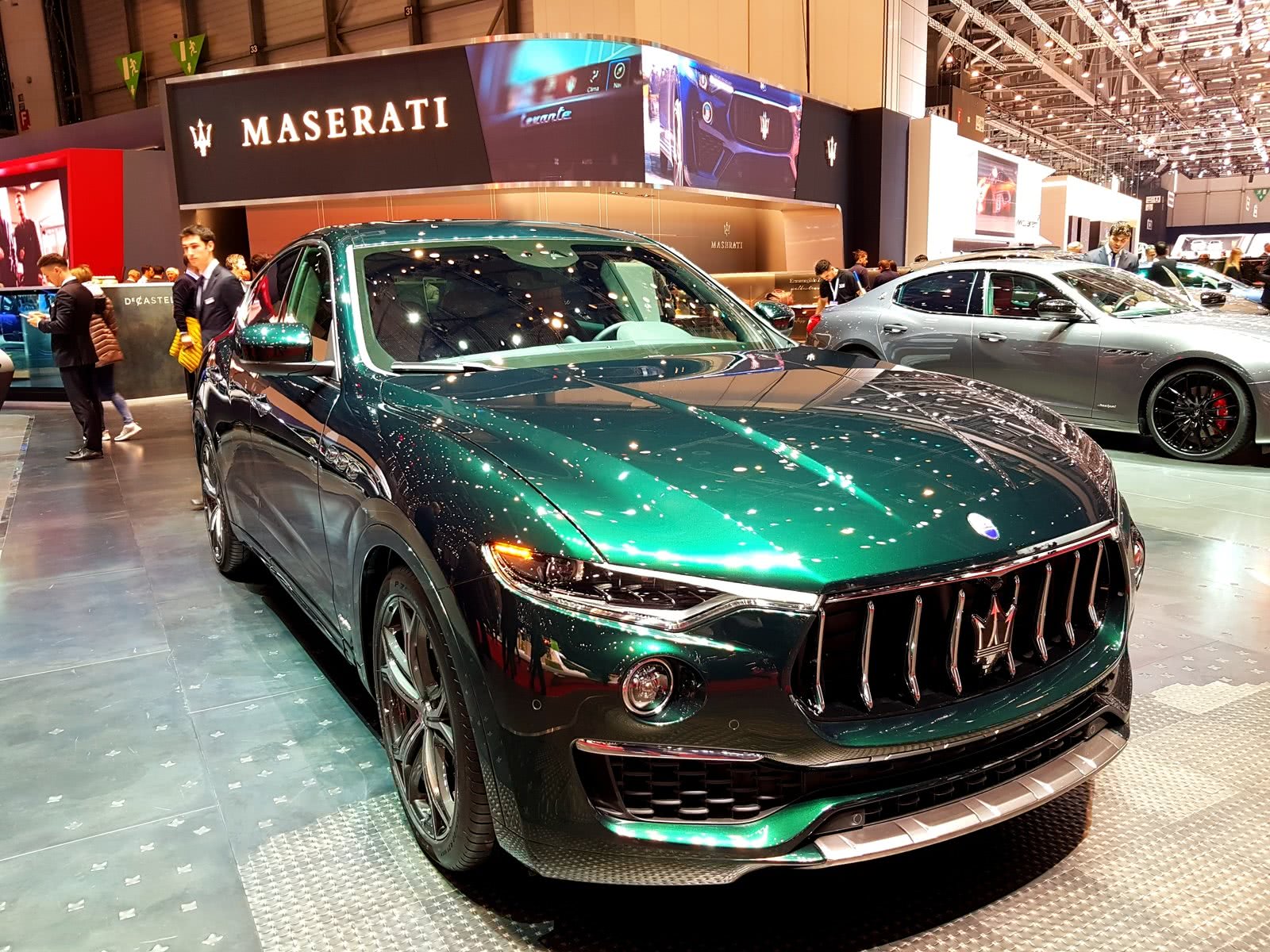 玛莎拉蒂levante特别版,绿色涂料配暖色真皮,帅气十足!-新浪汽车