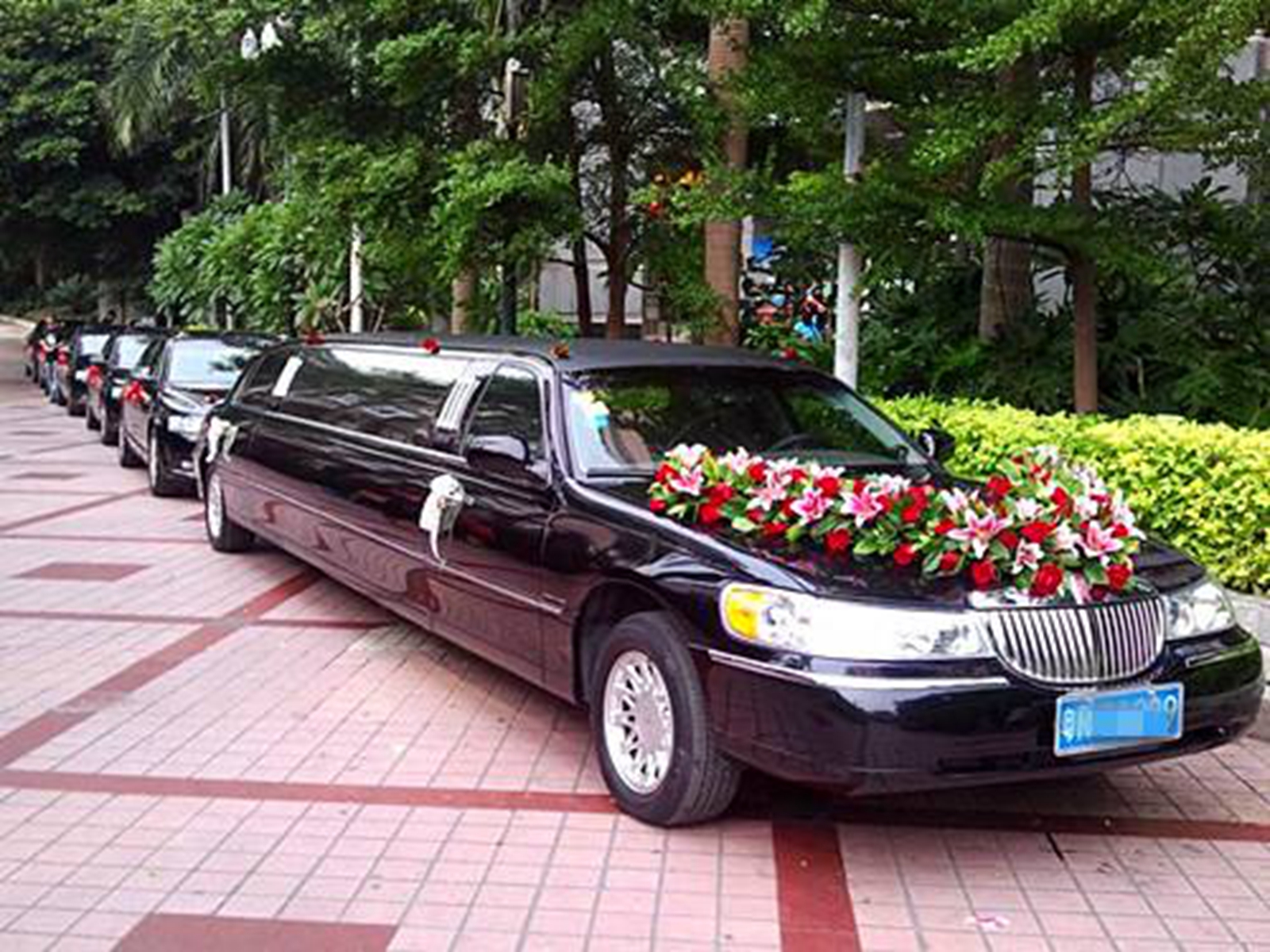 婚礼车队碰上丧事车队,到底该哪个先过呢?老人:逝者为大