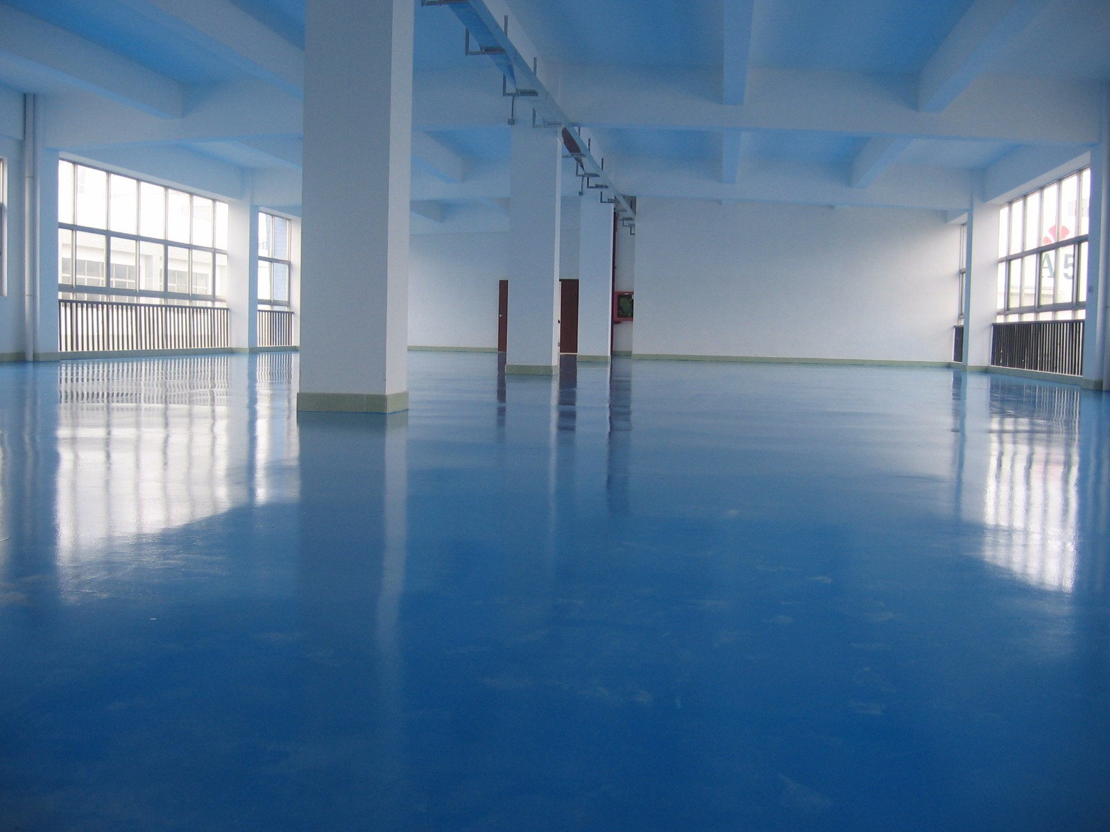 环氧地坪漆颜色鲜艳,饱和度极高,具有极好的装饰性.