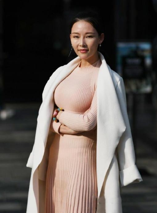 街拍这样的大球美女太美啦不过看看就好你根本驾驭不了