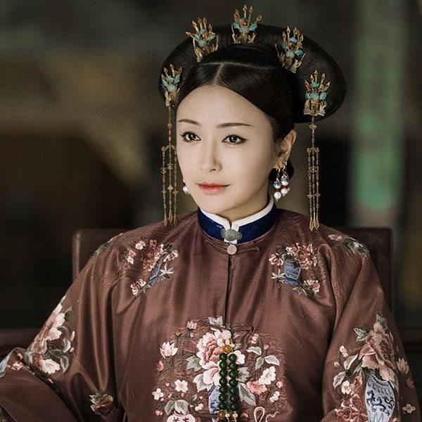 但是实际上,乾隆皇帝一辈子最爱的女人其实是富察皇后,魏璎珞只能排