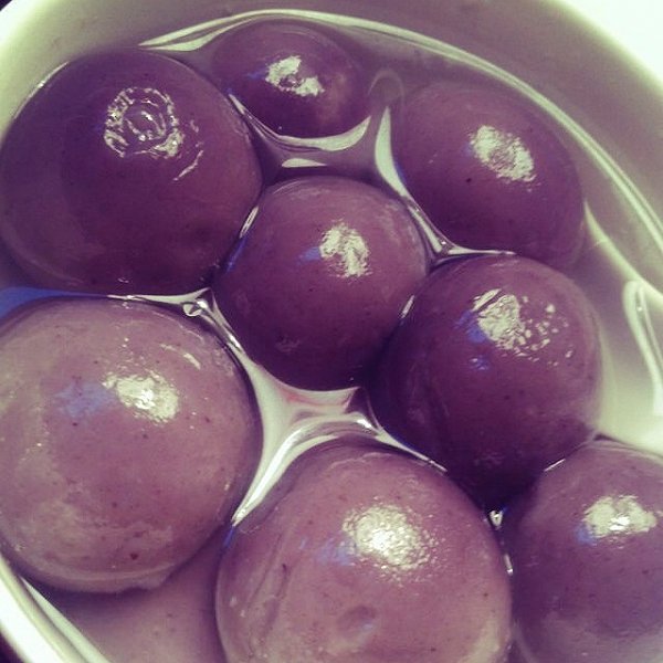 4,薯球表面沾薄薄一层水,滚上芝麻.