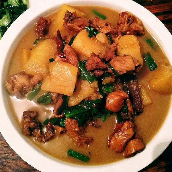 家常菜之香菇土豆炖鸭子,鸭子不仅吃不出腥味,味道更鲜美.