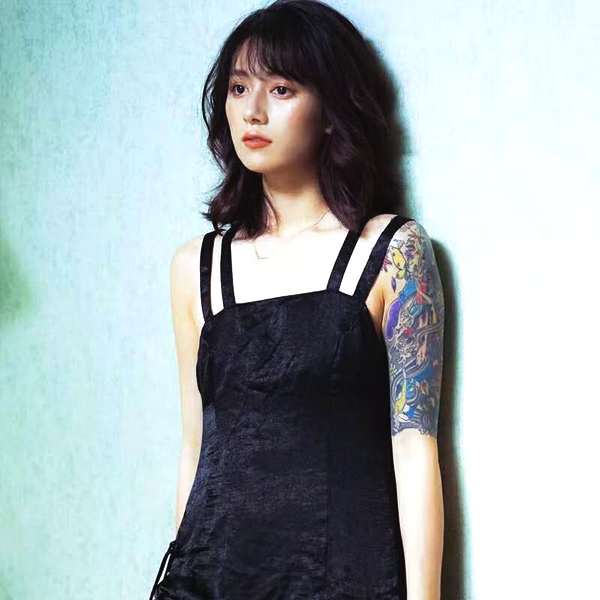 李诞老婆黑尾酱,一款皮粉色丝绒背心尽显甜美,被"花臂"抢镜了