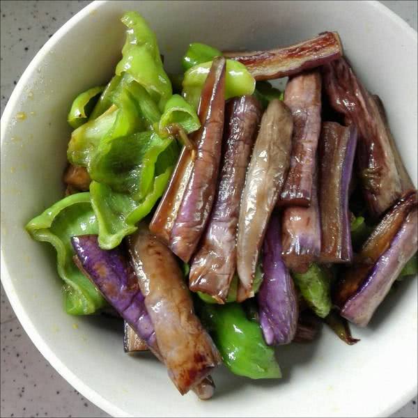炒茄子时,学会这一招,新手也能轻松做出好吃不油腻的茄子