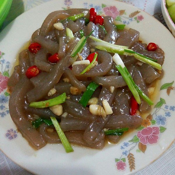 2,魔芋粉500克洗净备用.