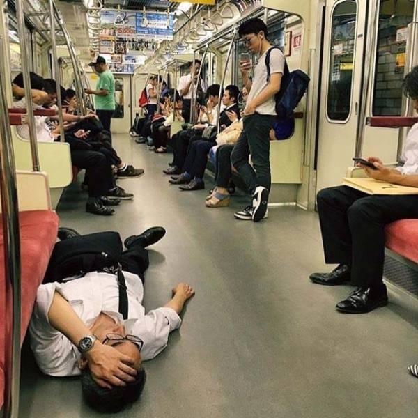 日本地铁实拍:西装革履上班族,在地铁上躺倒就睡,形象全无!